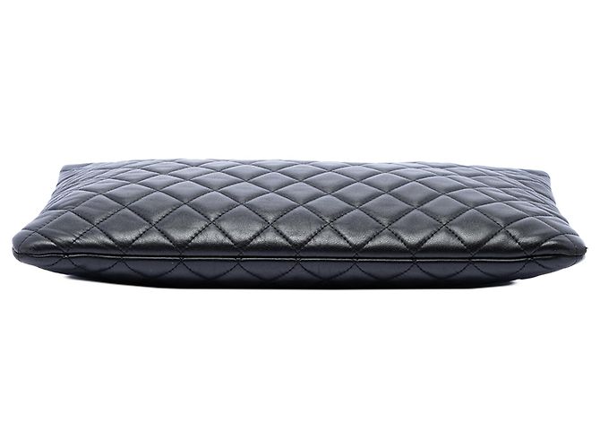 Clutch O Case in agnello trapuntato nero Large di Chanel - vista 3