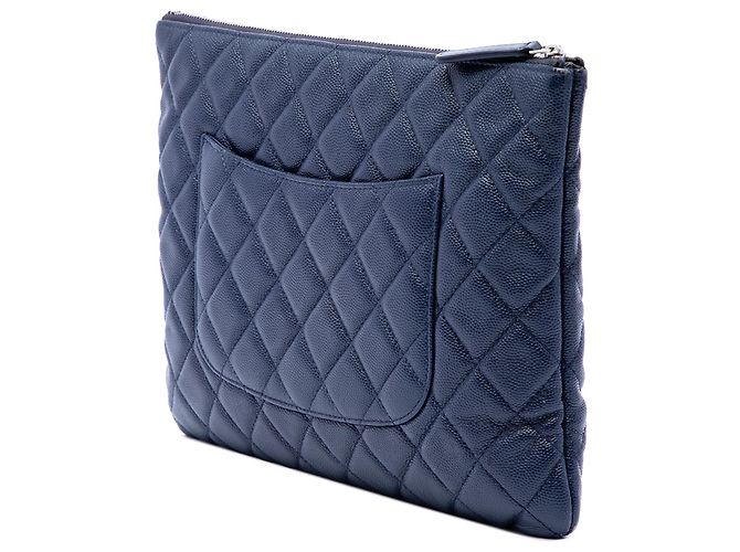 Clutch Chanel Blue Medium Quilted Caviar O Case Blu navy - vista 2