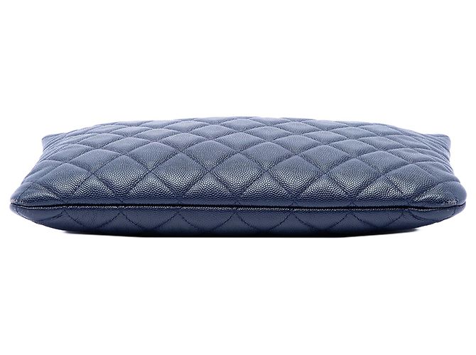 Clutch Chanel Blue Medium Quilted Caviar O Case Blu navy - vista 3