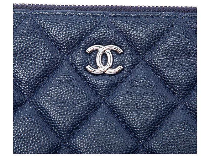 Clutch Chanel Blue Medium Quilted Caviar O Case Blu navy - vista 5
