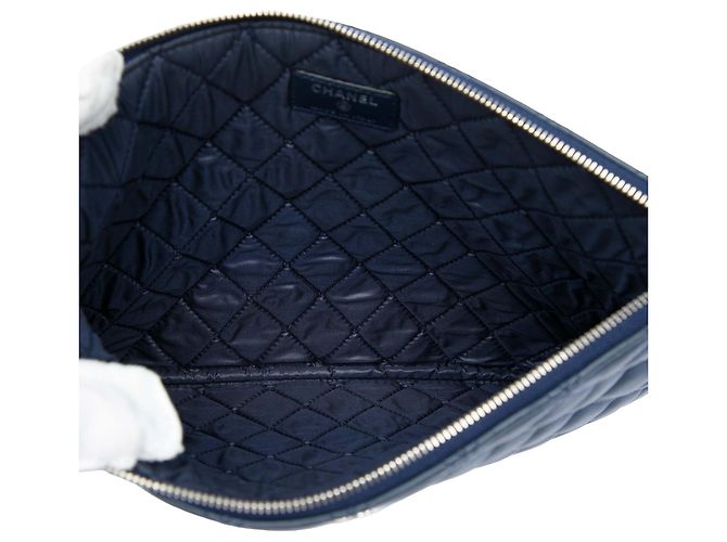 Chanel Blue Medium Quilted Lambskin Double Stitch O Case Clutch Blu navy - vista 4