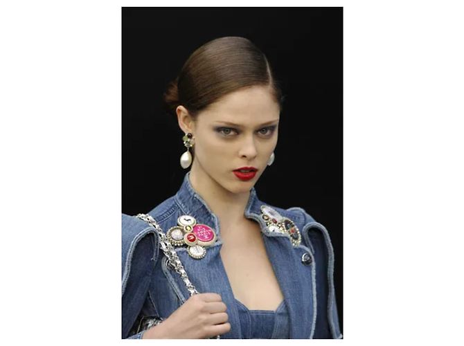 Spilla Chanel Spring Runway 2008 di Karl Lagerfeld Nero Bianco Rosso Blu D'oro Gold hardware - vista 3