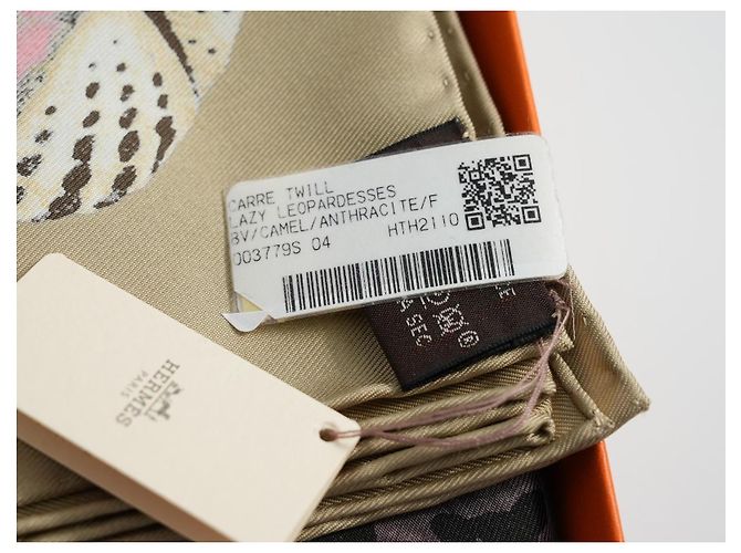 Hermès Sciarpa Hermes Lazy Leopardesses 90 cm seta camel beige Carré leopardo animale 35" AUC90365_0702 Grigio Cammello - vista 14