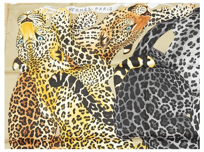 Hermès Sciarpa Hermes Lazy Leopardesses 90 cm seta camel beige Carré leopardo animale 35" AUC90365_0702 Grigio Cammello - vista 2