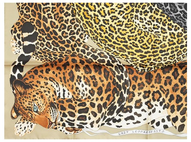 Hermès Sciarpa Hermes Lazy Leopardesses 90 cm seta camel beige Carré leopardo animale 35" AUC90365_0702 Grigio Cammello - vista 5