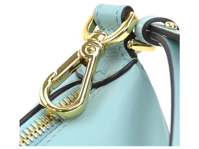 Fendi Schultertasche aus hellblauem Leder - Ansicht 10