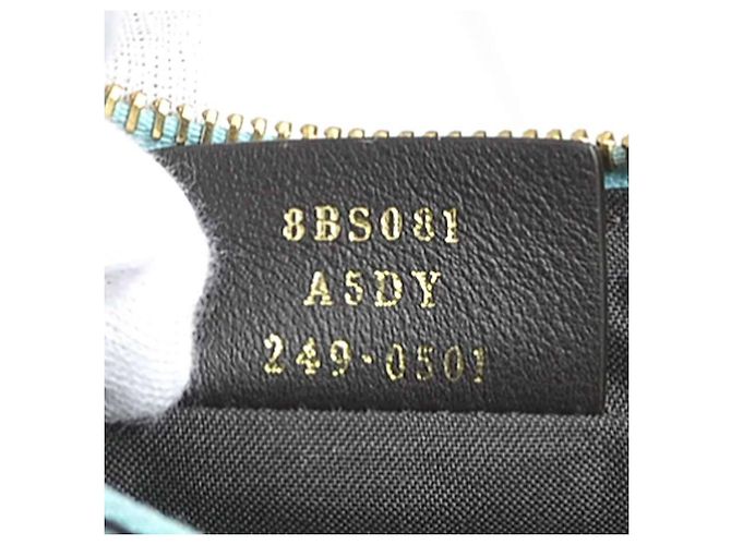 Fendi Schultertasche aus hellblauem Leder - Ansicht 15