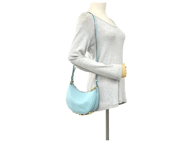 Fendi Schultertasche aus hellblauem Leder - Ansicht 16