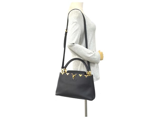 Borsa a tracolla in pelle Louis Vuitton Capucines MM Nero - vista 18