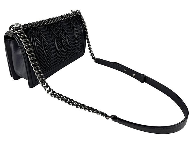 Borsa a tracolla Chanel Boy in pelle nera Nero - vista 10