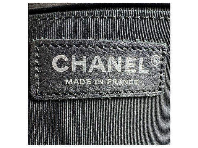 Borsa a tracolla Chanel Boy in pelle nera Nero - vista 12