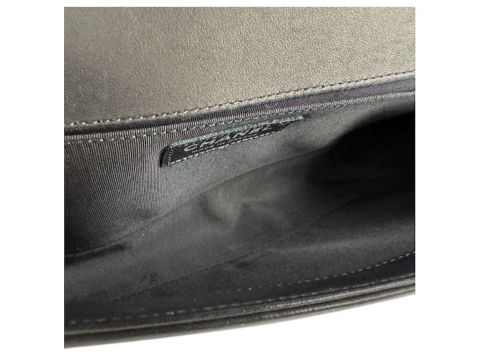 Borsa a tracolla Chanel Boy in pelle nera Nero - vista 5