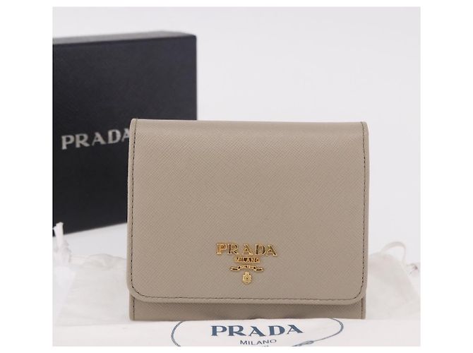 Saffiano Portafoglio compatto PRADA in pelle Safiano grigio e oro Auth 191383V Marrone D'oro - vista 12