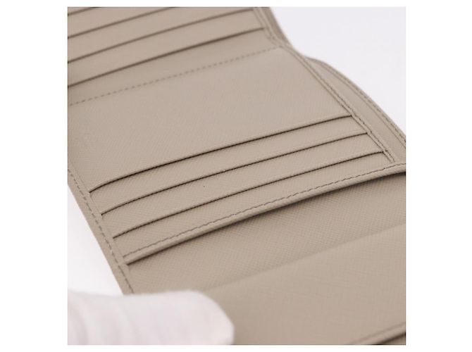 Saffiano Portafoglio compatto PRADA in pelle Safiano grigio e oro Auth 191383V Marrone D'oro - vista 19