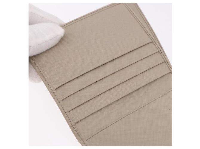 Saffiano Portafoglio compatto PRADA in pelle Safiano grigio e oro Auth 191383V Marrone D'oro - vista 21