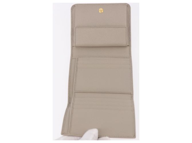 Saffiano Portafoglio compatto PRADA in pelle Safiano grigio e oro Auth 191383V Marrone D'oro - vista 8