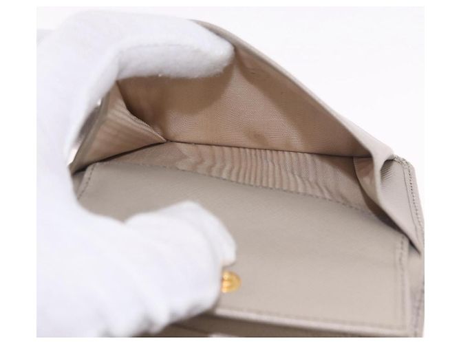 Saffiano Portafoglio compatto PRADA in pelle Safiano grigio e oro Auth 191383V Marrone D'oro - vista 9