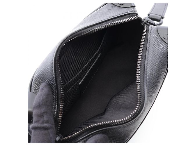 Borsa a tracolla Louis Vuitton Mini Soft Trunk Taiga Rainbow Nero Multicolore - vista 3