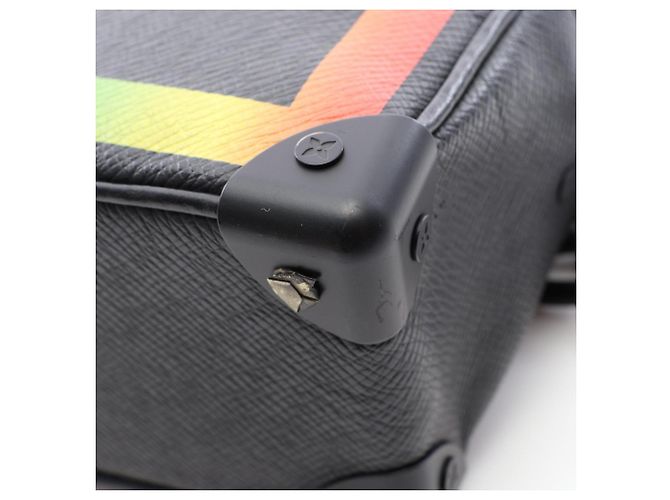 Borsa a tracolla Louis Vuitton Mini Soft Trunk Taiga Rainbow Nero Multicolore - vista 5