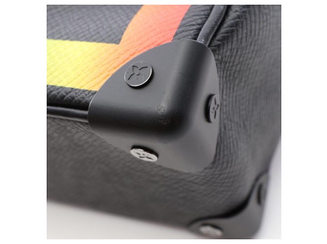 Borsa a tracolla Louis Vuitton Mini Soft Trunk Taiga Rainbow Nero Multicolore - vista 6