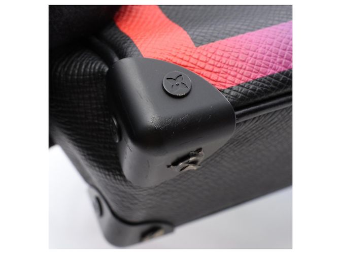 Borsa a tracolla Louis Vuitton Mini Soft Trunk Taiga Rainbow Nero Multicolore - vista 7