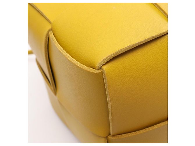 Borsa a tracolla mini Cassette Bottega Veneta Giallo - vista 8