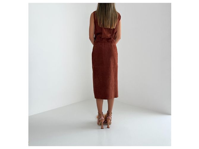 Joseph Pre-Fall 2015 Wickelkleid aus Lammwildsuede mit Gürtel – Runway Look 21 Braun - Ansicht 11