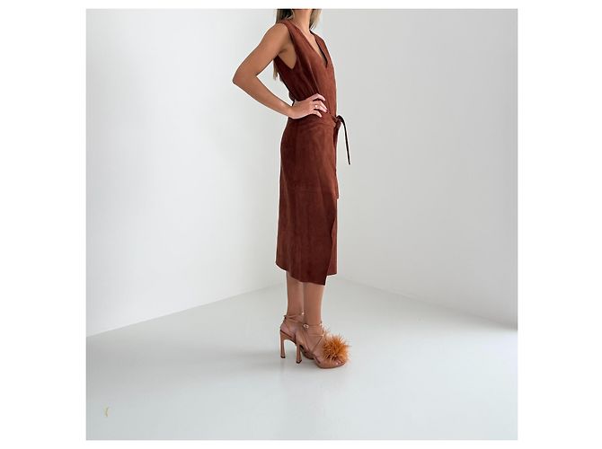 Joseph Pre-Fall 2015 Wickelkleid aus Lammwildsuede mit Gürtel – Runway Look 21 Braun - Ansicht 3