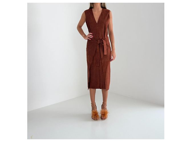 Joseph Pre-Fall 2015 Wickelkleid aus Lammwildsuede mit Gürtel – Runway Look 21 Braun - Ansicht 4