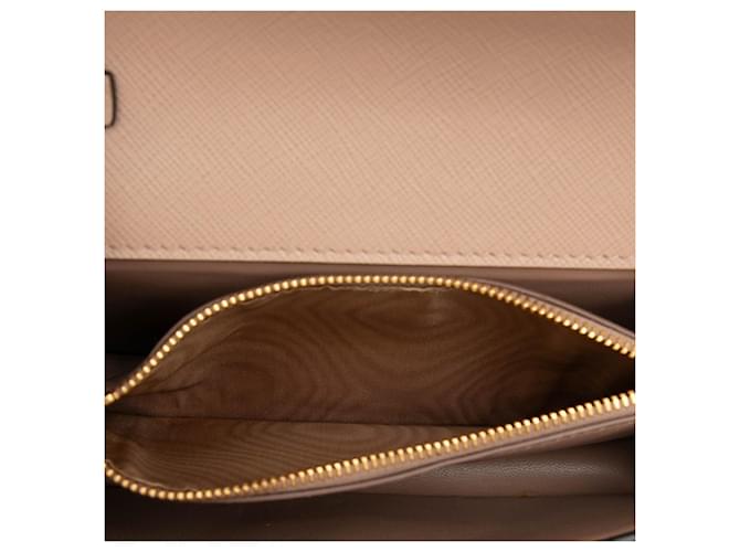 Saffiano Borsa a tracolla con catena e placca con logo Triangle di Prada Beige - vista 4
