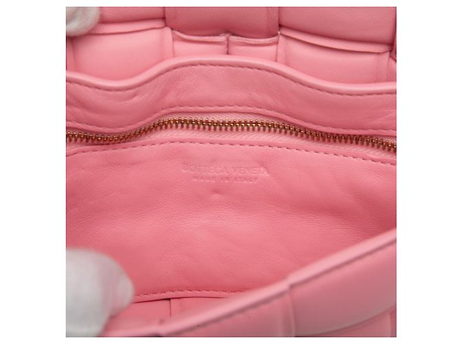 Borsa a tracolla e a spalla Bottega Veneta Maxi Intrecciato Padded Cassette Rosa - vista 5