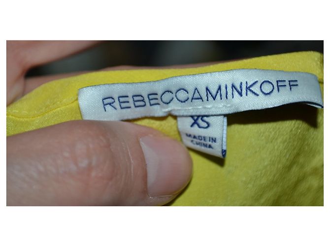 Top de seda amarillo Rebecca Minkoff con detalles de encaje - vista 4