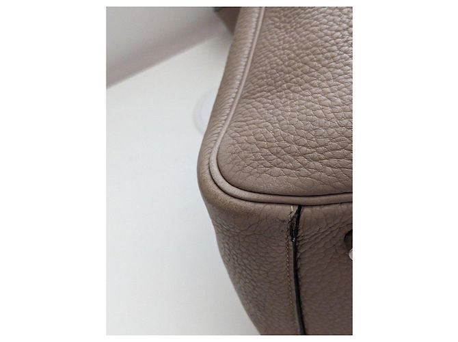 Hermès Lindy 30 in pelle Taurillon Clemence Taupe - vista 11