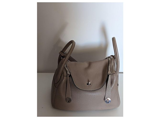 Hermès Lindy 30 in pelle Taurillon Clemence Taupe - vista 3