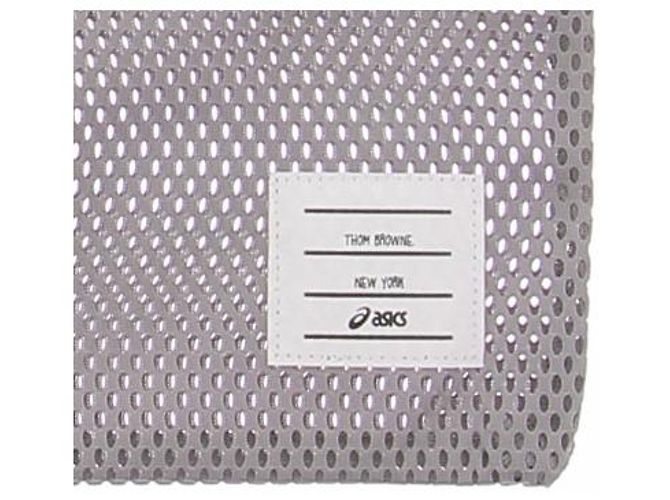Funda protectora Thom Browne x Asics gris - vista 3