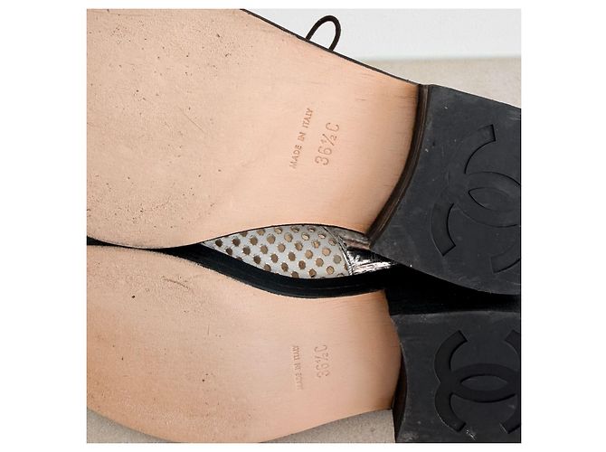 Chanel Resort 2017 Perforierte Leder-Mules Runway Schwarz Silber Weiß - Ansicht 10