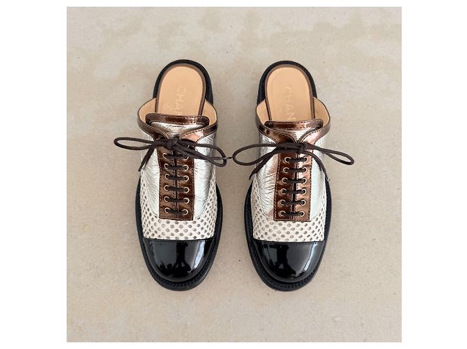 Chanel Resort 2017 Perforierte Leder-Mules Runway Schwarz Silber Weiß - Ansicht 3