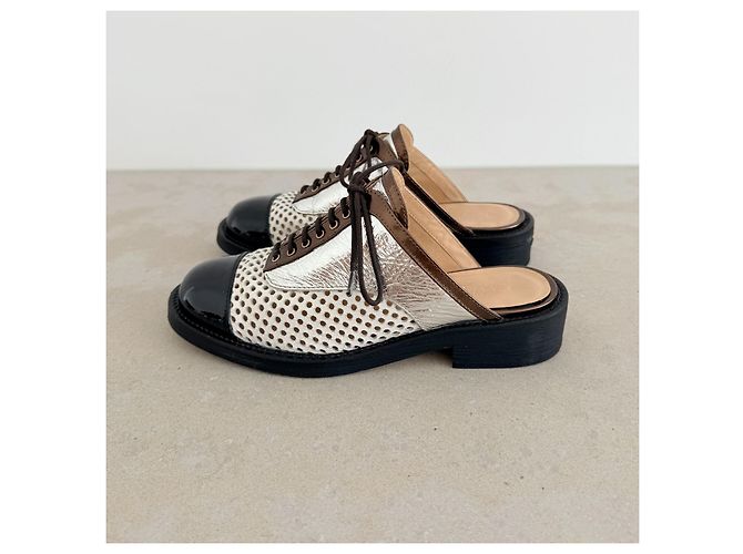 Chanel Resort 2017 Perforierte Leder-Mules Runway Schwarz Silber Weiß - Ansicht 5