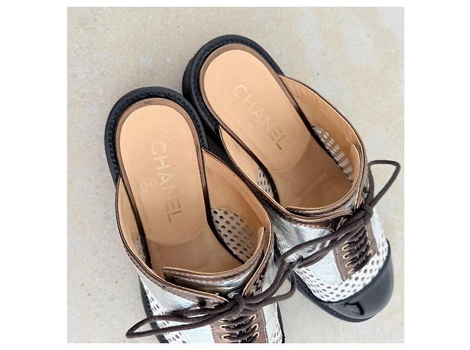Chanel Resort 2017 Perforierte Leder-Mules Runway Schwarz Silber Weiß - Ansicht 6