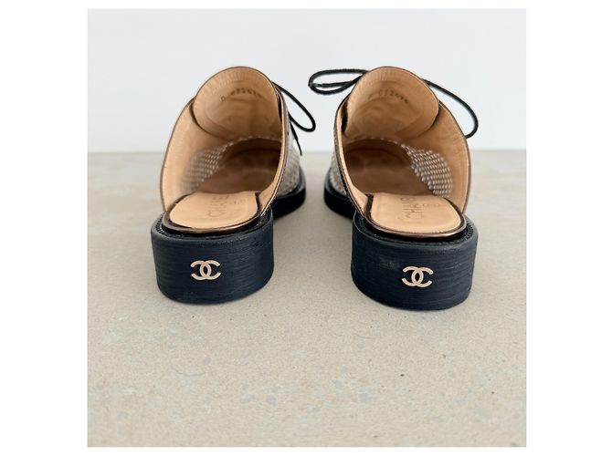 Chanel Resort 2017 Perforierte Leder-Mules Runway Schwarz Silber Weiß - Ansicht 7