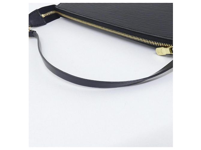Louis Vuitton Epi Pochette Accessoires Noir - vue 6
