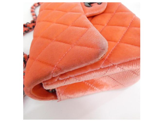 Borsa a tracolla Chanel 69900 in pelle rosa corallo - vista 3