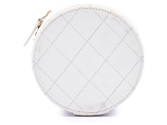 Vanity Beauty case Chanel in agnello trapuntato bianco con catena e charm - vista 3