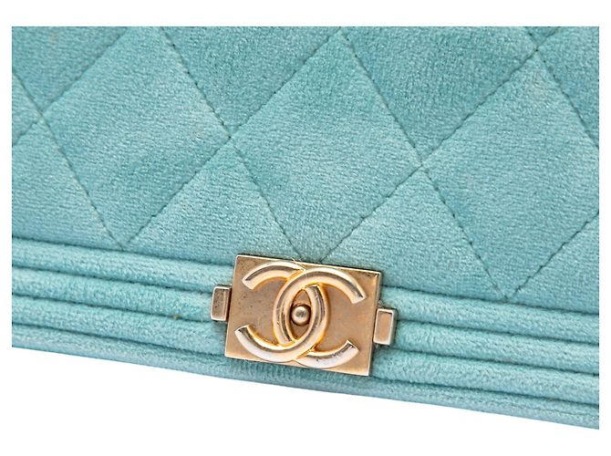 Chanel Boy Geldbörse aus blauem gestepptem Samt mit Kette Türkis - Ansicht 5