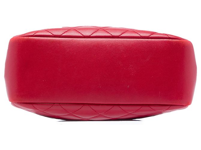 Pochette de cosméticos Curvy em pele de cordeiro acolchoada vermelha Chanel Tamanho Medium Vermelho - vista 3
