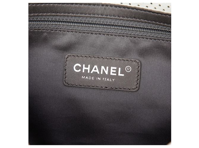 Chanel White Small Perforated Calfskin Reissue 2.55 Drill Flap Bianco - vista 5