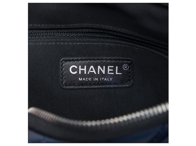 Clutch Girl em pele de cordeiro acolchoada azul Small com corrente Chanel Azul escuro - vista 5