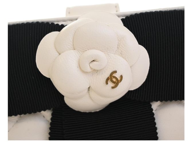 Clutch Chanel White Mini Lambskin Round Camellia Bianco Bianco sporco - vista 10