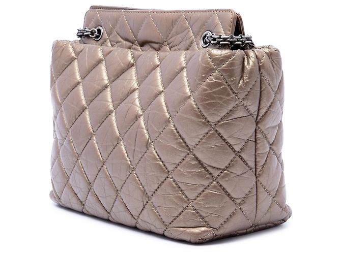 Tote Reissue 2.55 Chanel in pelle di vitello metallizzata trapuntata marrone - vista 2