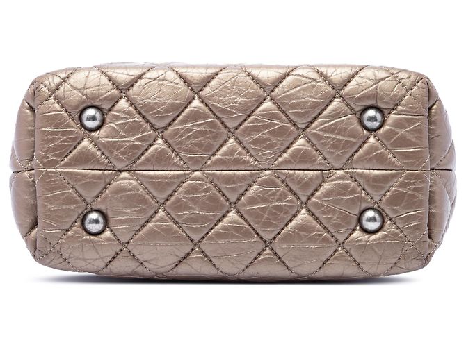 Tote Reissue 2.55 Chanel in pelle di vitello metallizzata trapuntata marrone - vista 3